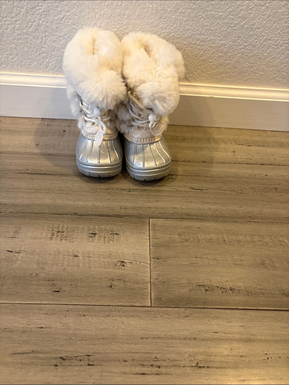 London fog kids Faux-Fur Winter Boots in Ivory and Silver